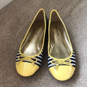 💸⬇️ Tommy Hilfiger yellow and navy blue flats.